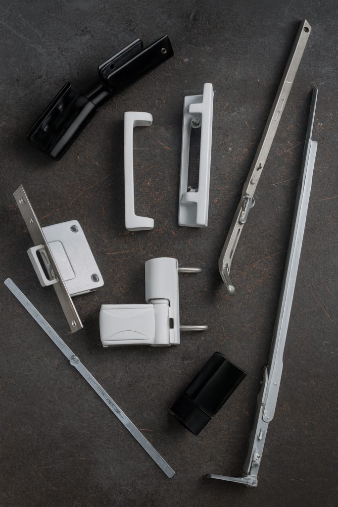 لولا درب و پنجره لولا و یراق جانبی
یراقآلات پنجره PVC/UPVC